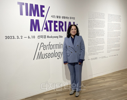 신미경 작가가 스페이스 씨 20주년 기념전 '시간/물질: 생동하는 뮤지엄' 입구에서 포즈를 취하고 있다.